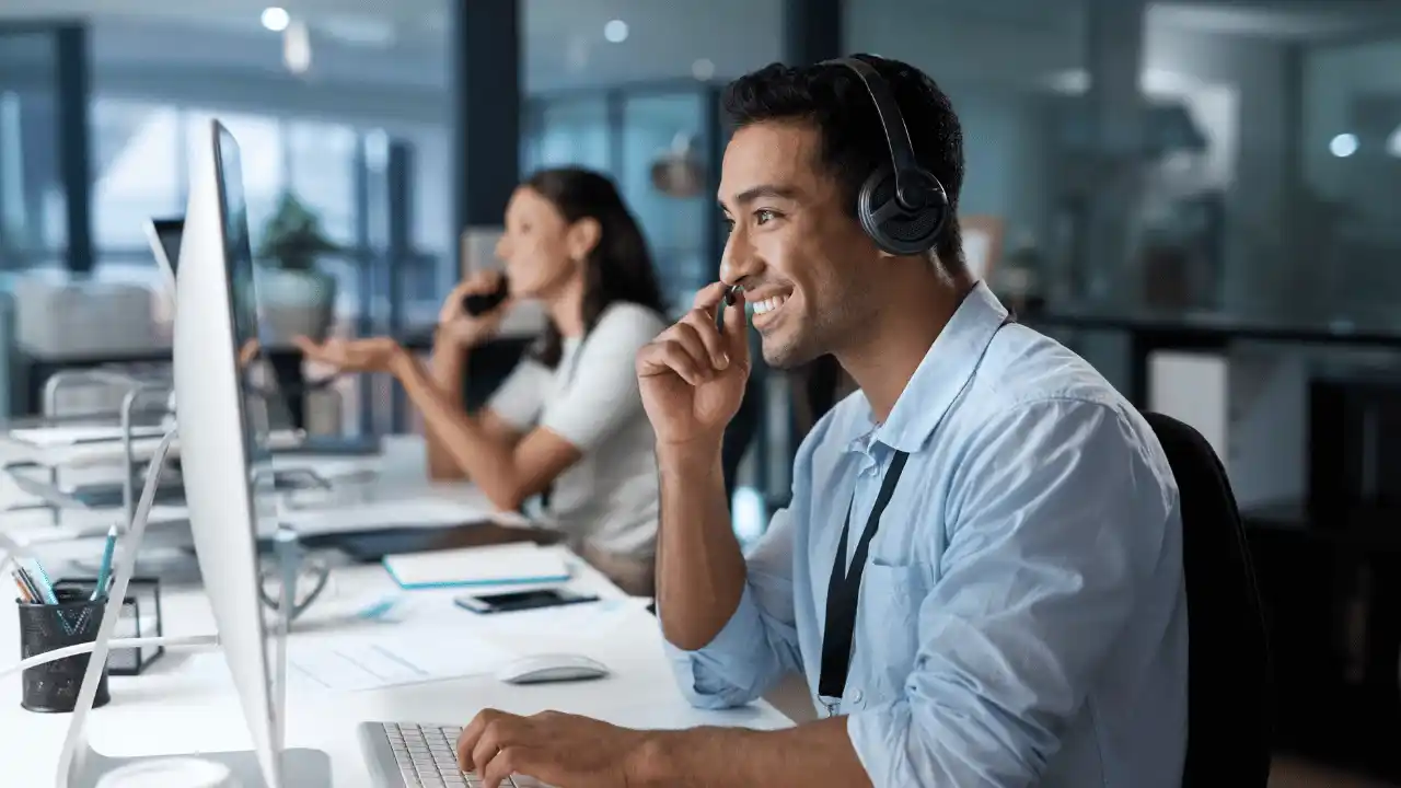 Asesor brindando soporte y acompañamiento al cliente mediante videollamada.