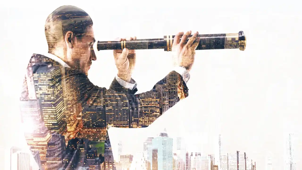 Profesional observando a través de un catalejo con efecto de doble exposición de ciudad, representando visión estratégica y proyección a futuro.